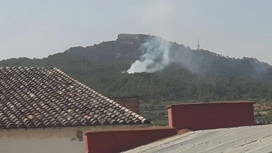 Imatge del fum que es veia des del municipi. Foto: C. Luz
