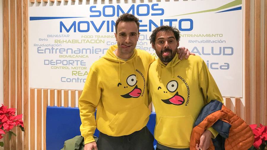 Joan Ceperuelo y Miguel Ángel Roldán, ambos con las camisetas de la campaña y sacándole la lengua a la ELA. FOTO: Cedida