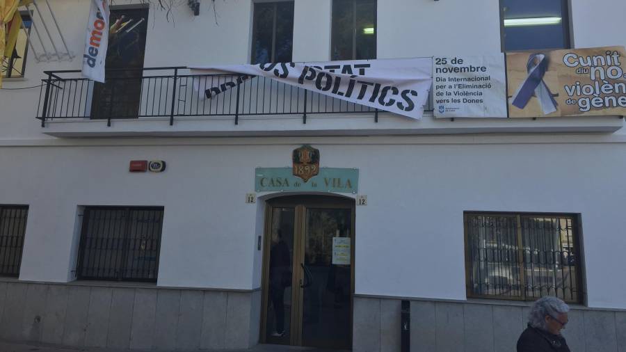 La pancarta en el balcón del Ayuntamiento de Cunit.