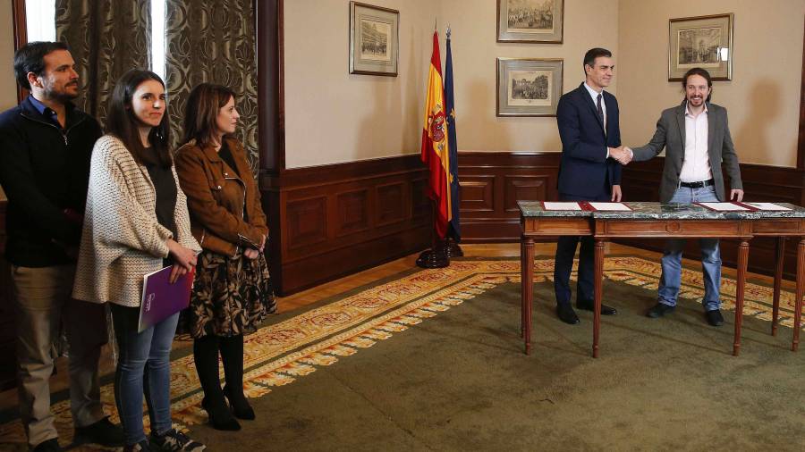 Firma del acuerdo histórico que abre la puerta al primer gobierno de coalición. EFE