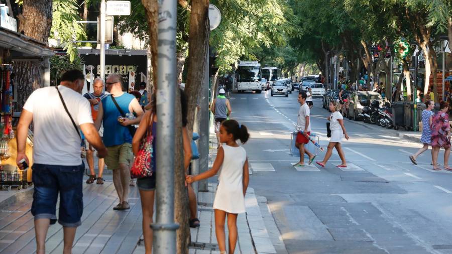 La avinguda Carles Buïgas és una de les zones on es concentra l'oci a Salou. FOTO: PERE FERRÉ