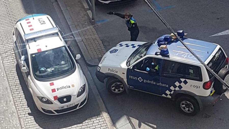 Los vehículos policiales cuando buscaban en la calle al agresor el día de los hechos. FOTO: DT