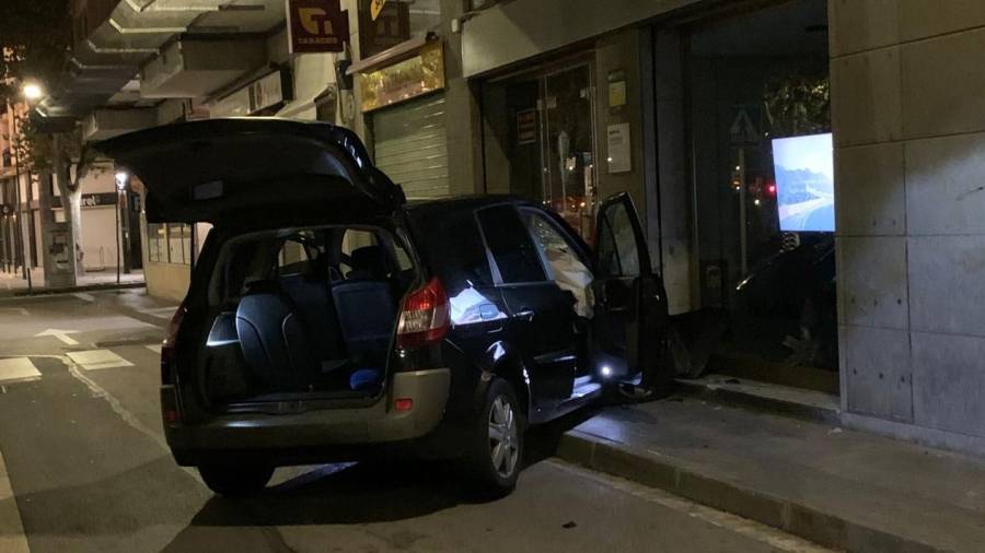 El coche empotrado en El Vendrell. FOTO: POLICIA LOCAL VENDRELL