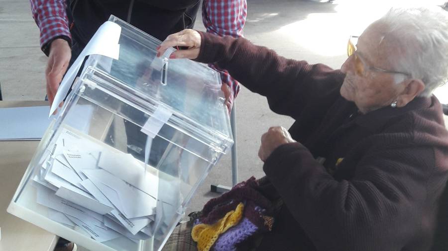 Imagen de Amelia Guadià votando este domingo en el colegio electoral de L’Arboç. FOTO: Cedida