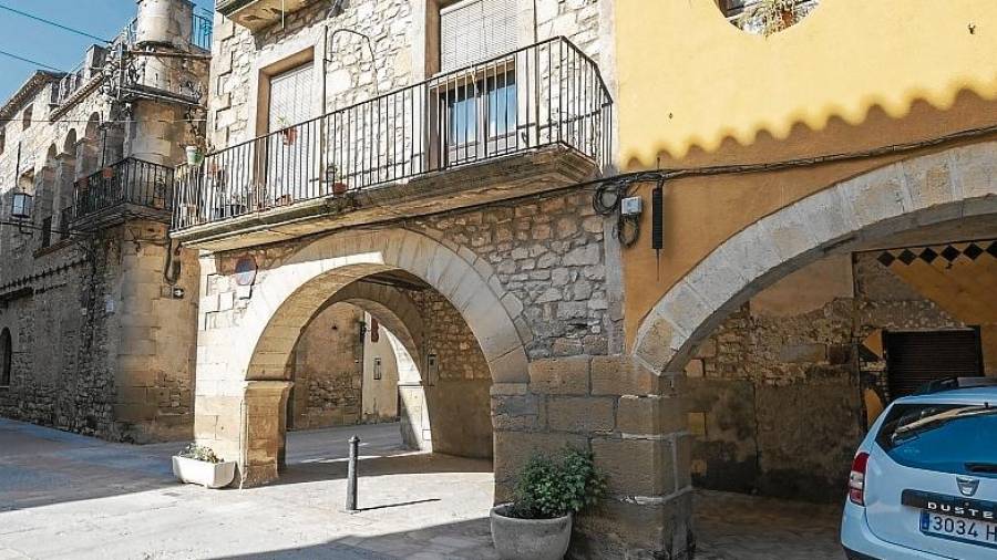 Edifici de l’Ajuntament de Vilalba dels Arcs i la portalada de la capella de la Mare de Déu de Gràcia al fons. foto: JoaN revillas