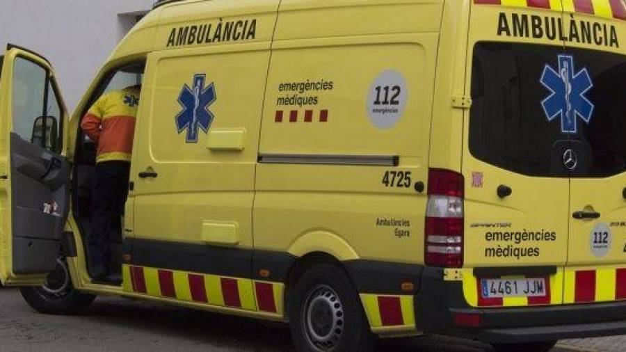 La víctima ha sido evacuada en ambulancia al Hospital Sant Joan de Reus. FOTO. DT