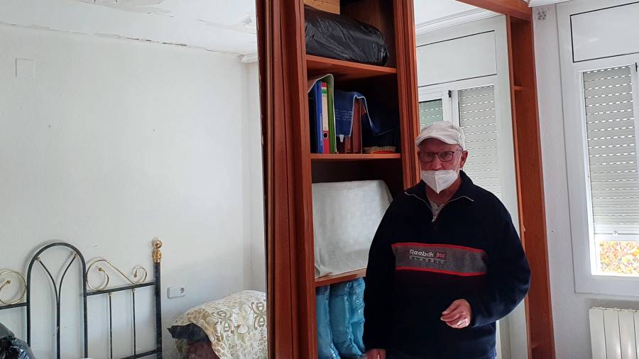Alberto Feito, en una de les habitacions del seu pis de Banyeres del Penedès, pendent de cobrar la indemnització per unes inundacions de l'abril. Foto: ACN