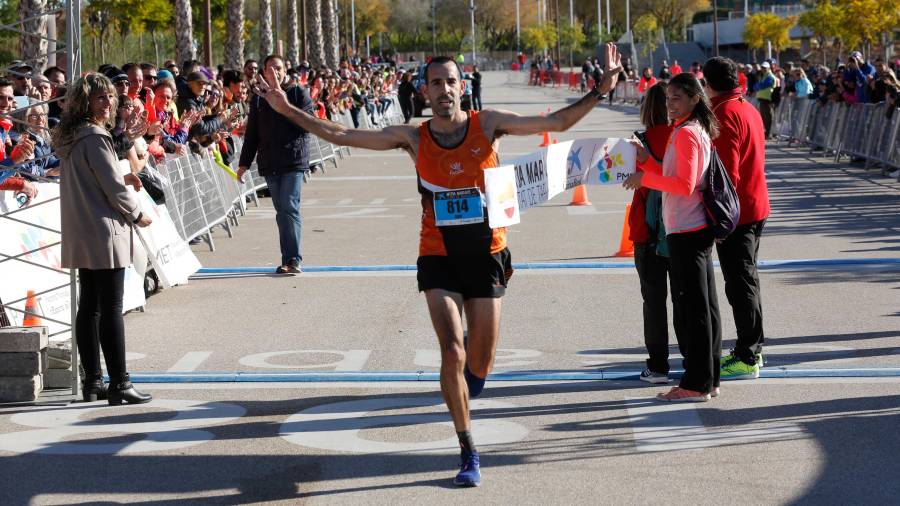 Xavi Garcia Insa muestra con las manos su cuarta victoria, en la meta en la Anella, ayer. Foto: Pere Ferré