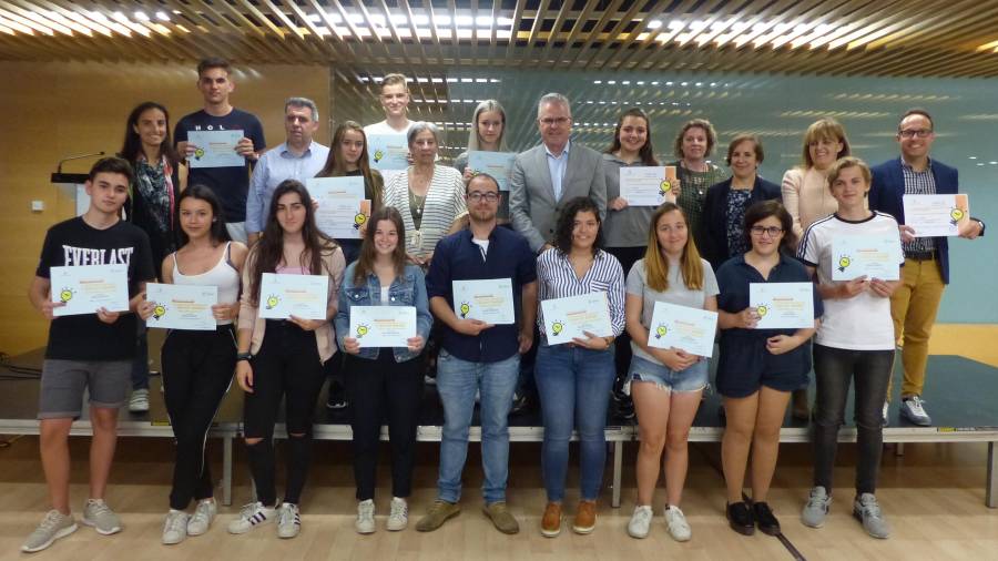 Foto de grup dels premiats en el concurs Institut Emprèn que organitza l'Ajuntament de Salou.