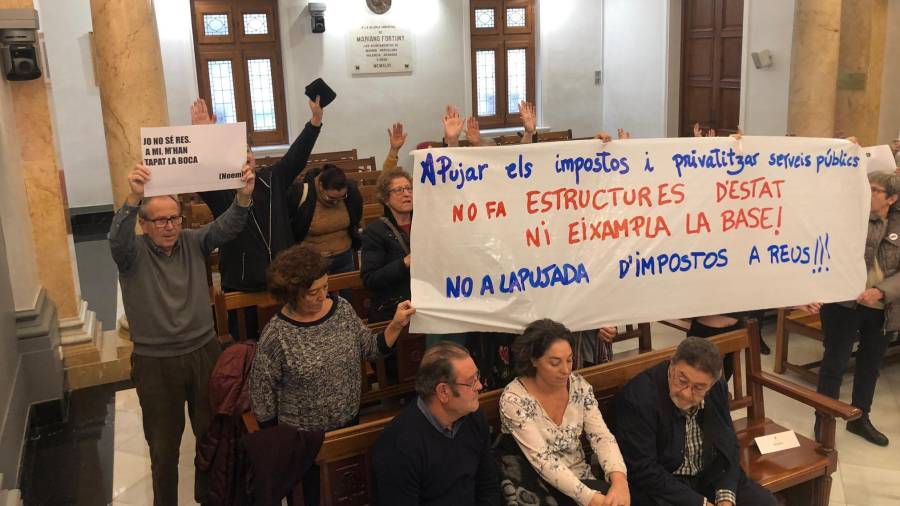 Un grupo de ciudadanos ha desplegado pancartas contra la subida de los impuestos: Foto: A.G.