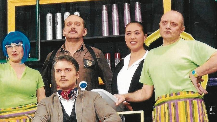 Miembros de la compañía La Teca Teatre en una escena de la obra ‘Pels Pèls’. Fotos: Cedida