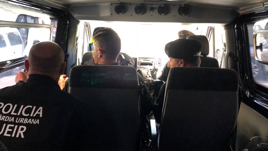 Agentes de la UEIR dentro del vehículo. FOTO: Carla Bergadà