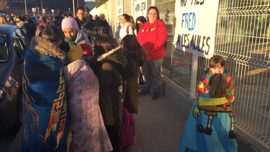Padres y alumnos protestaron con mantas en la escuela.