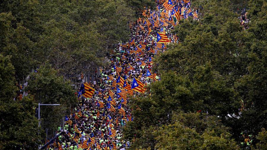 Miles de personas abarrotan el paseo de Gracia de Barcelona antes del inicio de la tradicional manifestación convocada por la Asamblea Nacional Catalana (ANC). Foto: EFE