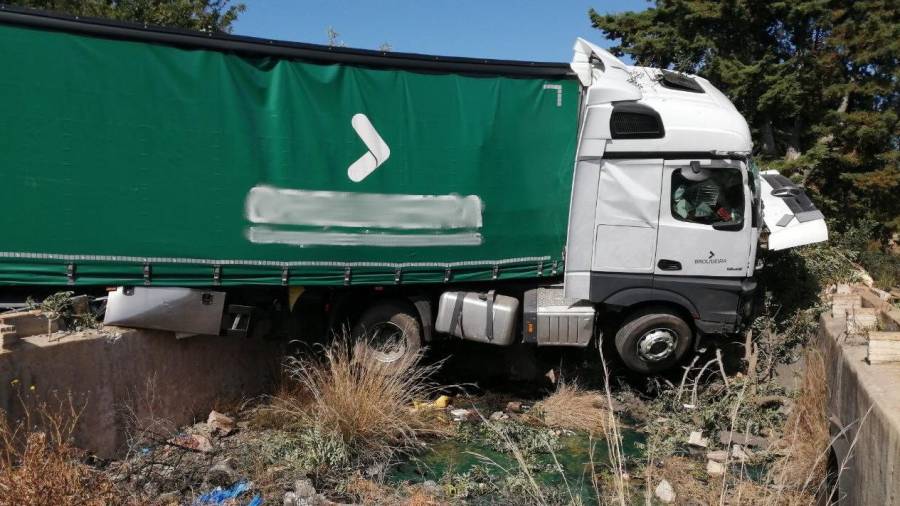 Estat en el qual ha quedat el camió després de l'accident. Foto: Bombers de la Generalitat