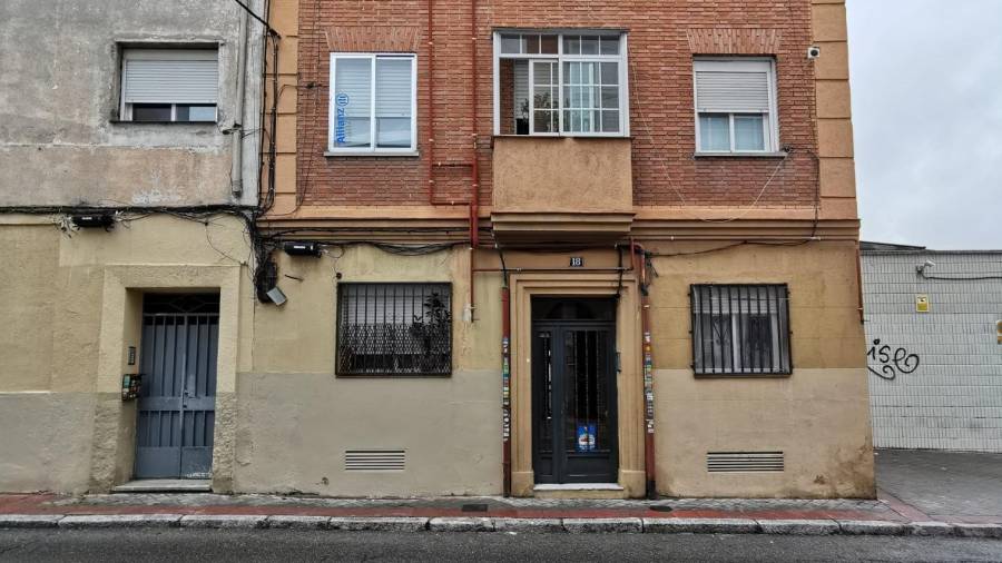 Vista de la fachada del domicilio donde una mujer de 69 años y nacionalidad búlgara ha sido presuntamente apuñalada ayer por la noche a manos de su nieto en el distrito de Carabanchel (Madrid). EFE