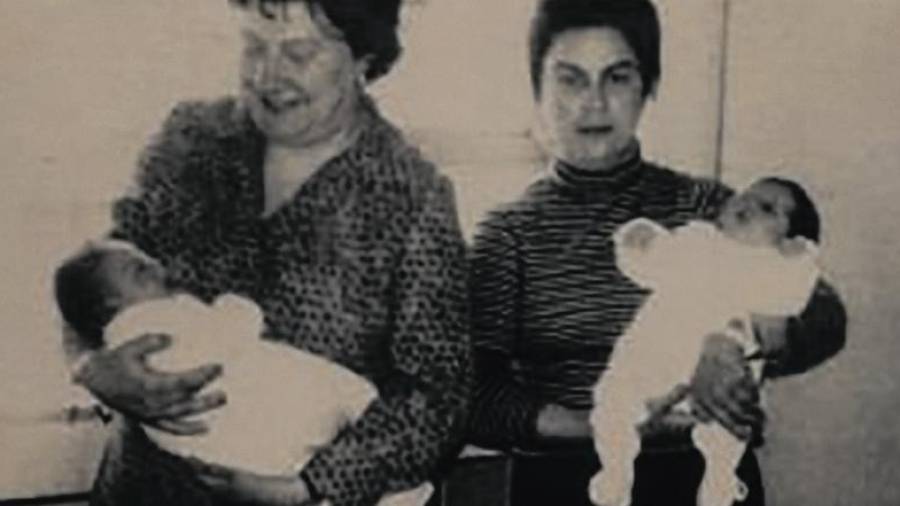 A la derecha, Josefa Leiva con un recién nacido Juan Carnerero en brazos y al lado la madre y el niño ‘desconocidos’'