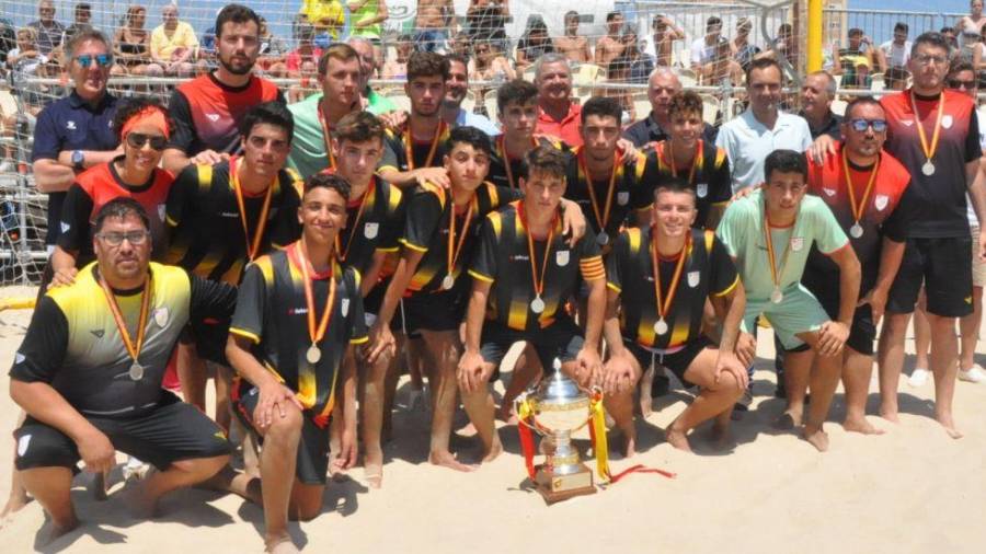 La Selección Catalana Juvenil Masculina con la copa del subcampeonato. FOTO: Cedida