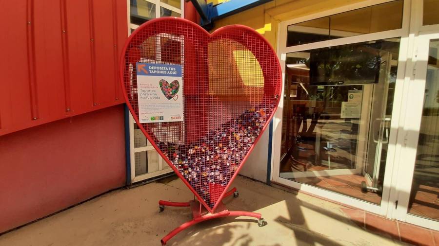 Papelera en forma de corazón de PortAventura para contribuir a la recogida de tapones de plástico. FOTO: PortAventura World