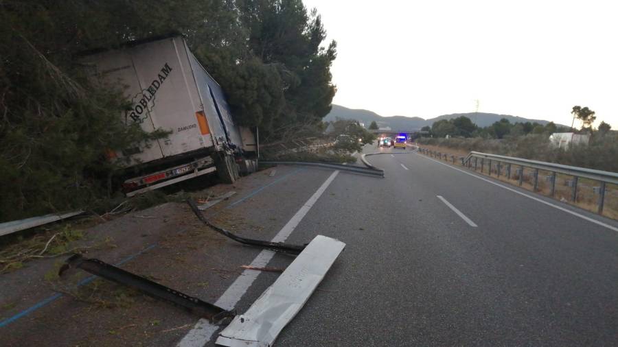 El camió accidentat ha quedat fora dels carrils de l'autopista. Foto: Cedida