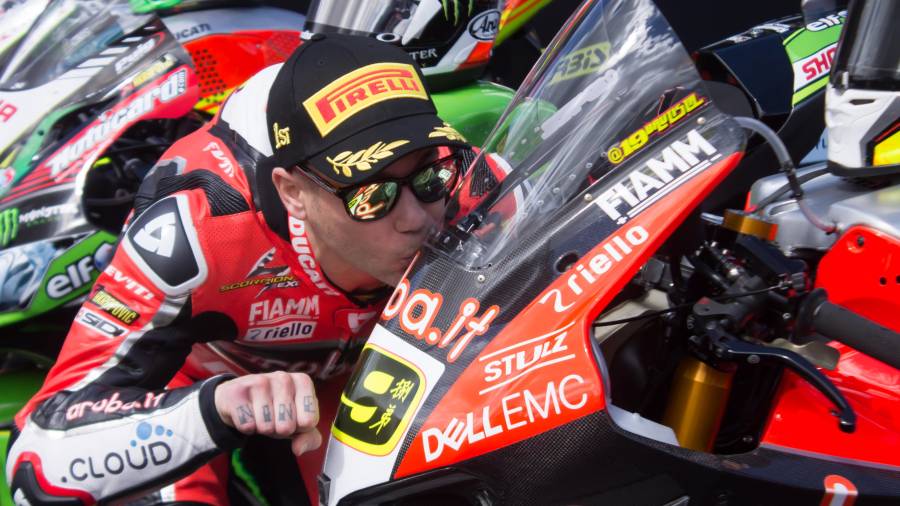 Álvaro Bautista besa su Ducati Panigale V4 tras ganar su novena victoria en Motorland la pasada semana. Foto: Iván Jerez
