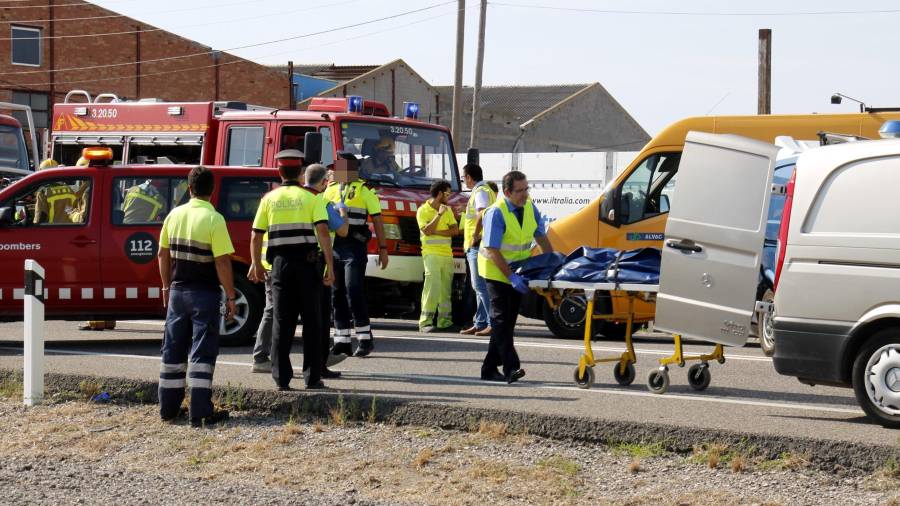 Serveis de la funerària s’enduen una de les víctimes mortals de l’accident entre un turisme i un camió a l’N-240 a Juneda, Lleida. Foto: ACN