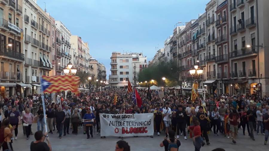 Los manifestantes, a su llegada a la Plaça de la Font. Foto: I.Delaurens