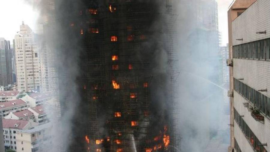 Imagen del edificio consumido por las llamas. Cedida