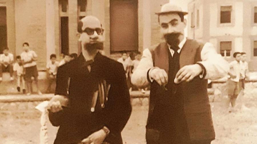 Dos dels components de BoPaSa, Lluís M. Pagès (amb ulleres) i Eduard Boada en una actuació de pallassos al preventori de la Savinosa. FOTO: ARXIU JOSEP M. PAGÈSBOPASA VA REALITZAR NÚMEROS D’IL·LUSIONISME COMPARTINT CARTELL AMB DODÓ ESCOLÀ L’ANY 1961.FOTO: ARXIU EDUARD BOADA.