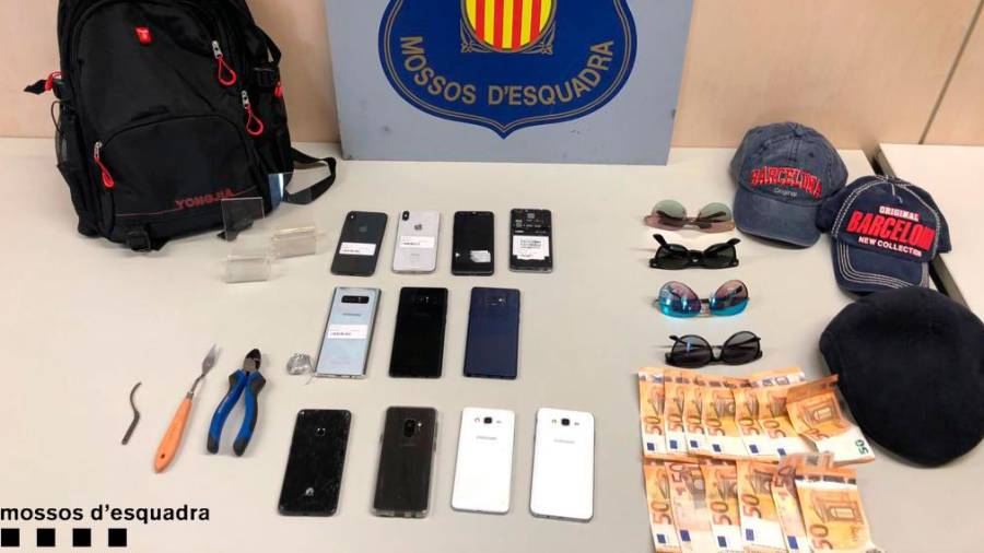 Los objetos intervenidos a los cuatro ladrones de la zona metropolitana de Barcelona. FOTO: CME