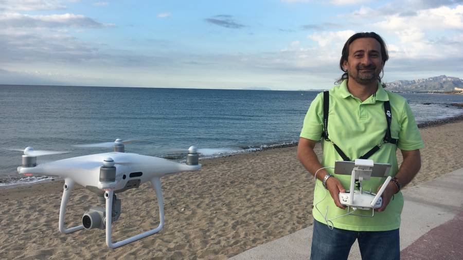 Lorenzo Lara, responsable de Air Drone Cambrils, con el equipo que utiliza para trabajar
