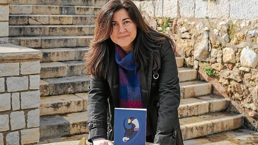 Fàtima Beltran Curto amb la seva novel·la ‘Bienalados’ a Tarragona. FOTO: FABIÁN ACIDRES