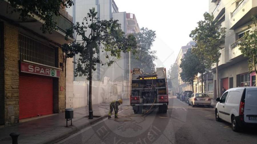 Los bomberos trabajan desde la carretera de Valls. FOTO: POLICIA LOCAL VENDRELL