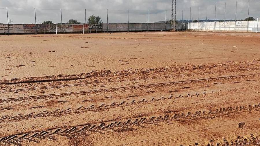 El camp de futbol de la Fanecada, cobert de fang. FOTO: CF Alcanar