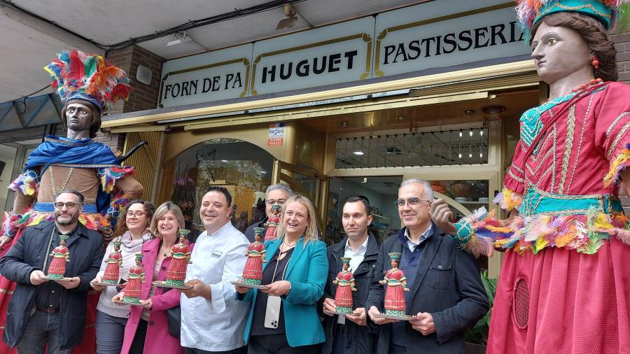 Imagen de la presentación delante de la pastelería Huguet de Reus. Foto: Cedida