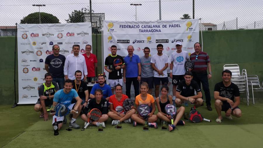 Ganadores y finalistas, tras el torneo. FOTO: Federació Catalana de Pàdel
