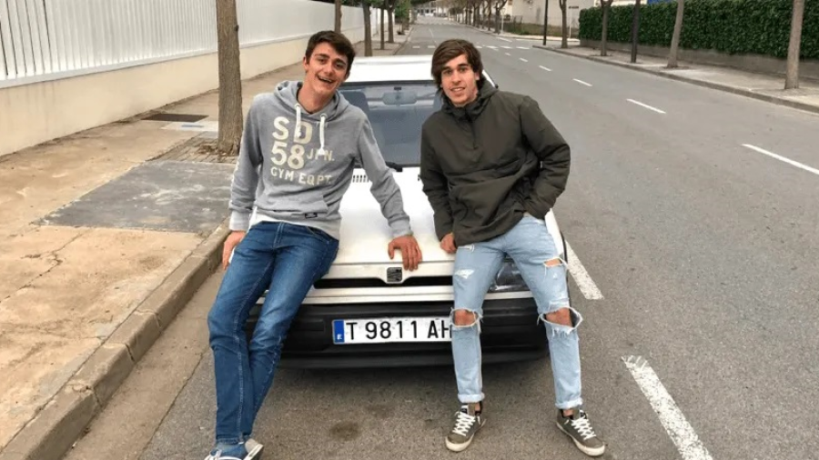 Marc Conca y Sergi Llussà con el Seat Ibiza de 1992. FOTO: URV