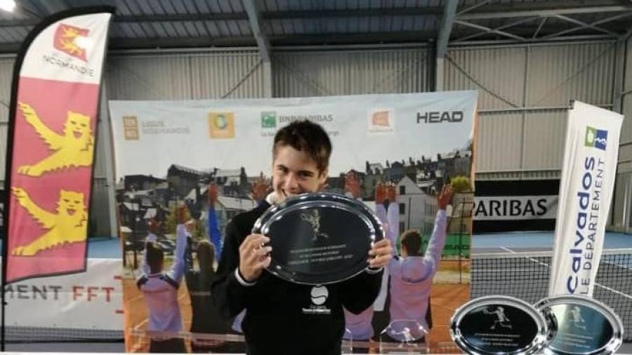 Iker Urribarrens, junto al trofeo de campeón de dobles. FOTO: Cedida