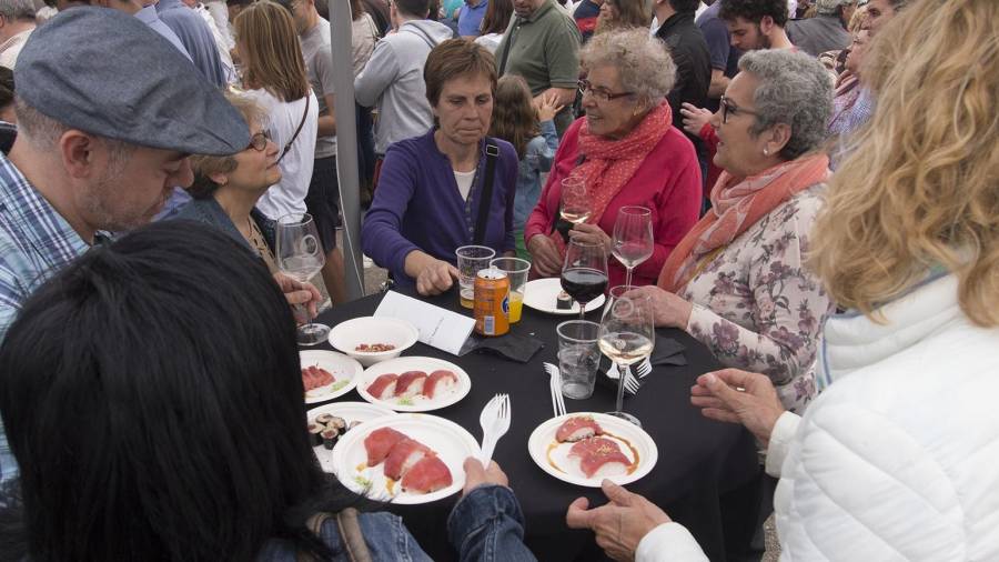Imatge d’una anterior Diada de la Tonyina Roja, amb un grup de persones gaudint de les degustacions. FOTO: Joan Revillas