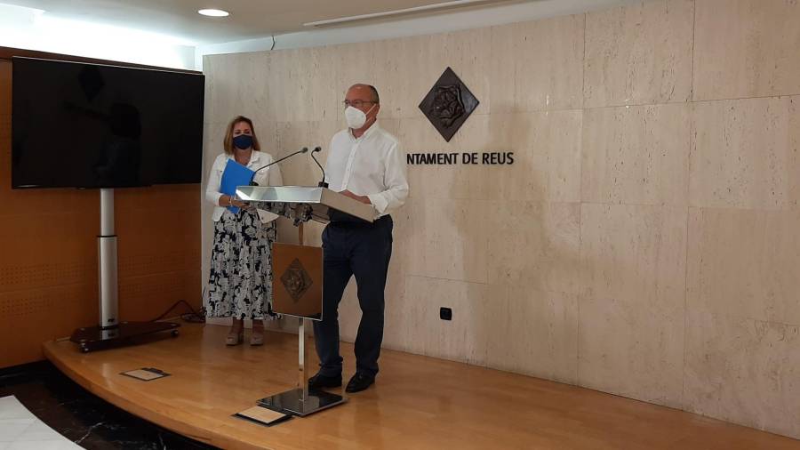 La regidora d’Hisenda, Mariluz Caballero, i l’alcalde de Reus, Carles Pellicer, donant compte de l’evolució del deute municipal. foto: Cedida.
