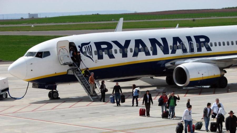 Imagen de un avión de Ryanair en Lleida en 2010. FOTO: ACN