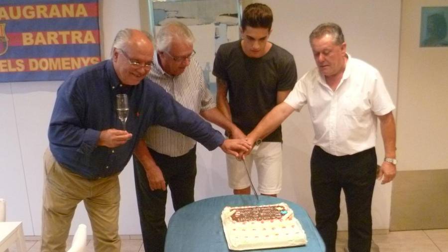 Representantes de la peña Marc Bartra cortan el pastel con el jugador para celebrar el aniversario de la entidad. Foto: Dt