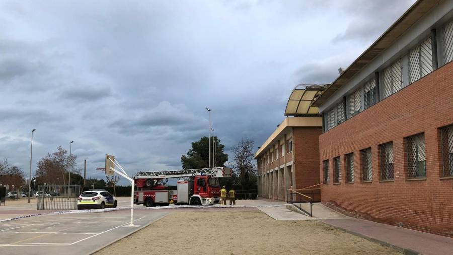 Un vehículo de Bombers y otro de la Policía Local de Vila-seca en la escuela Marinada. FOTO: DT