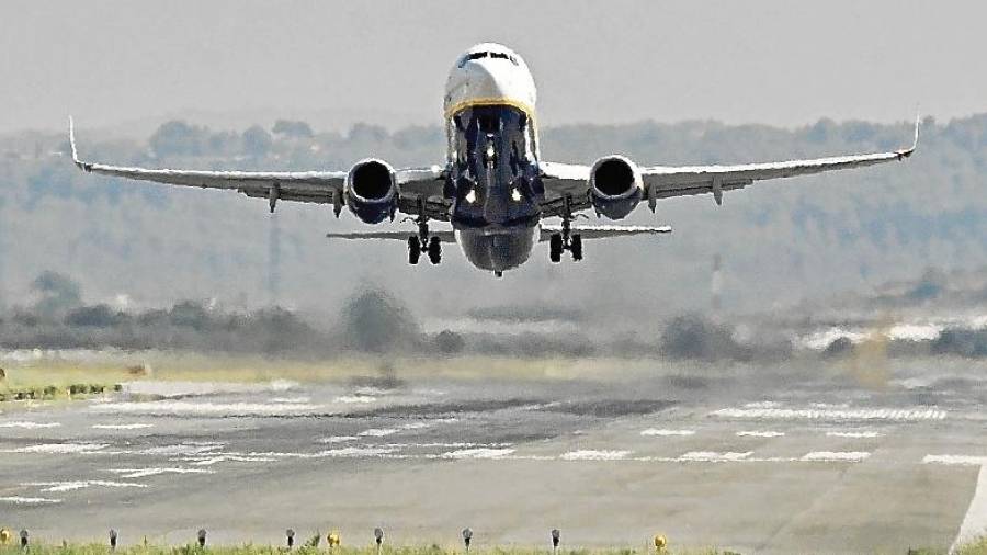 Un avión de Ryanair despegando en el Aeropuerto de la capital del Baix Camp, en una imagen de archivo. FOTO: Alfredo González