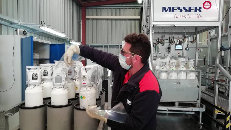Un trabajador de Messer preparando las botellas de oxígeno líquido. FOTO: Cedida