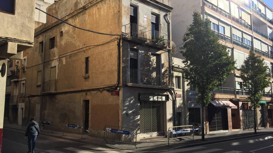 El edificio de la calle Tetuan de Reus sigue precintado tras lo ocurrido el sábado por la noche. Foto: F.G.