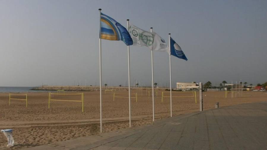 Les banderes onegen a la platja de la Paella i al barri marítim de Torredembarra.