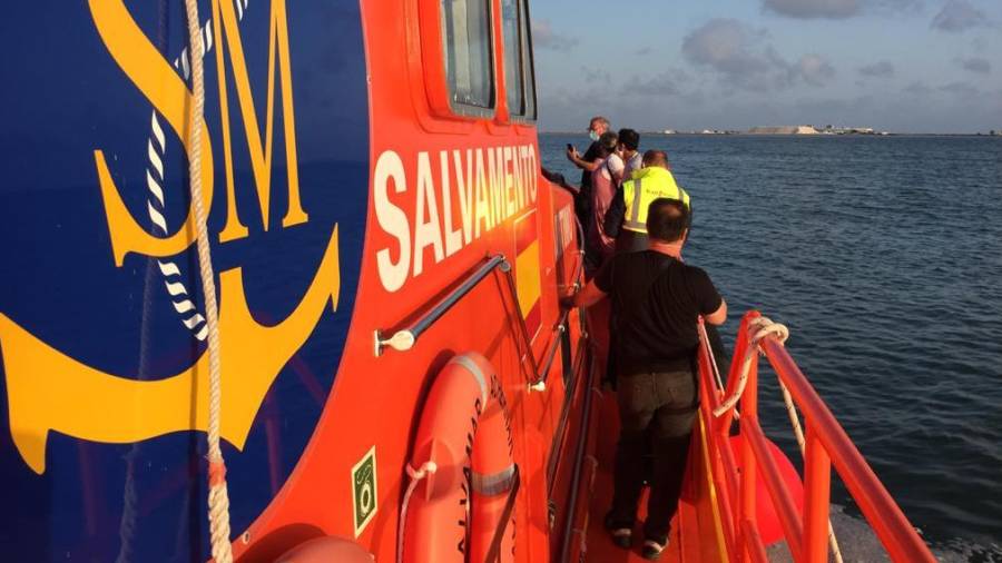 Algunos de los rescatados, a bordo de la 'Salvamar Achernar'. Foto: Salvamento Marítimo