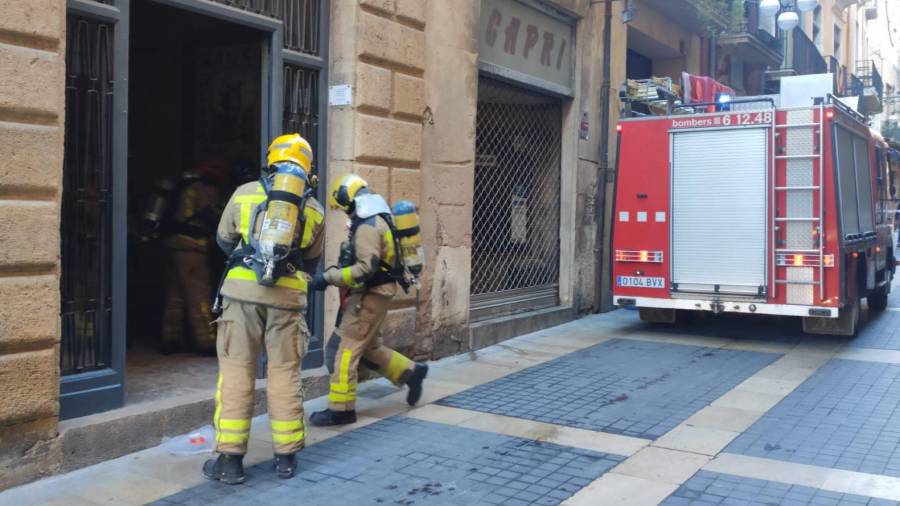 Los bomberos entrando en el inmueble afectado. Foto: Núria Riu