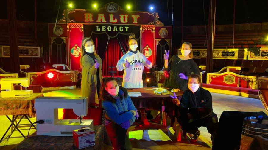 El Circo Raluy Legacy se suma a la elaboración de mascarillas desde Reus